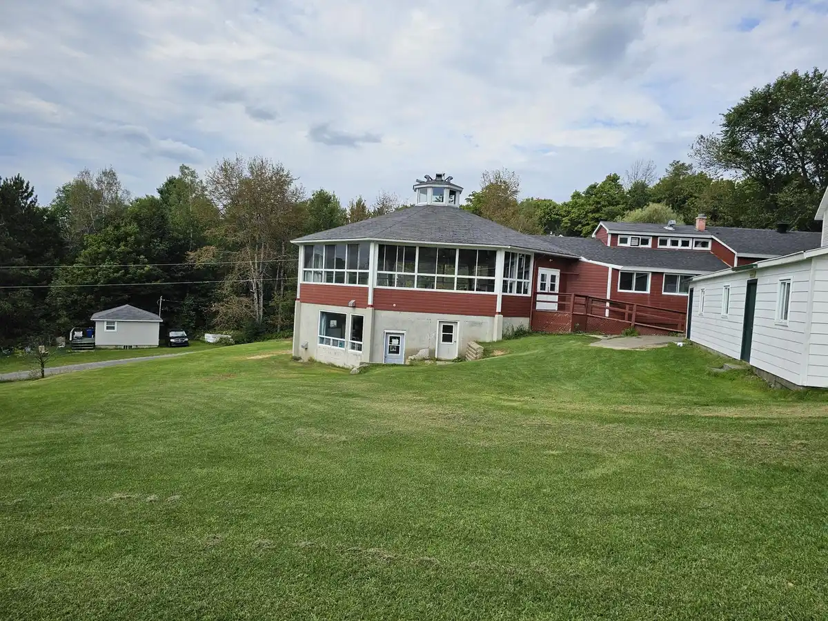 Camp Amy Molson dining hall and gathering space in Grenville-sur-la-Rouge